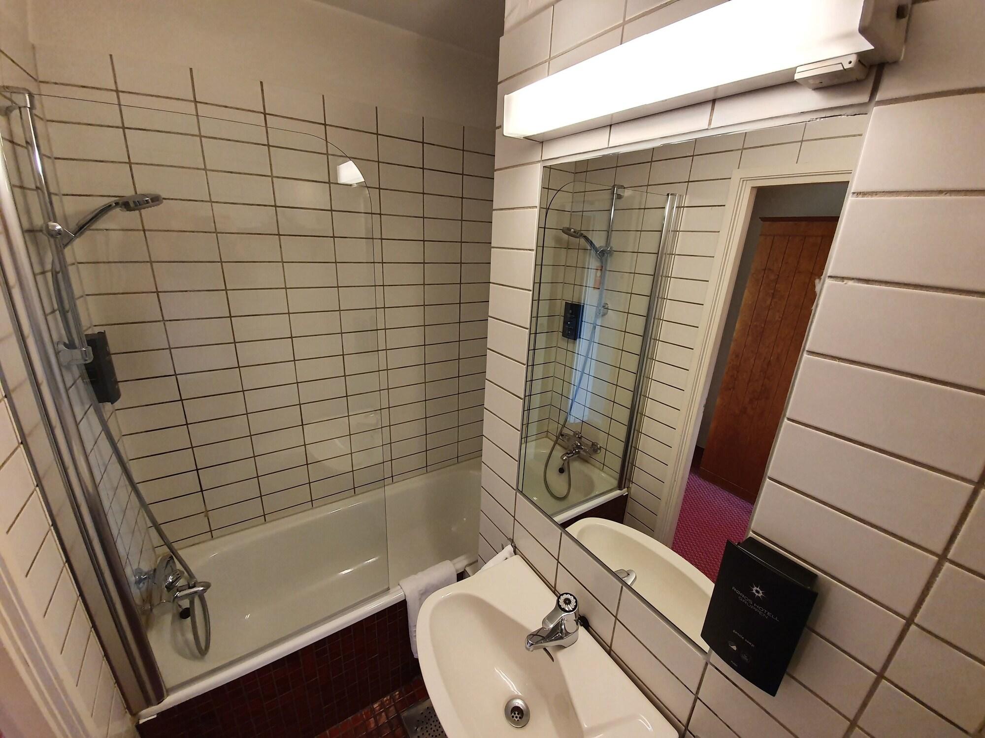 - Bad & Velvaere Hotel